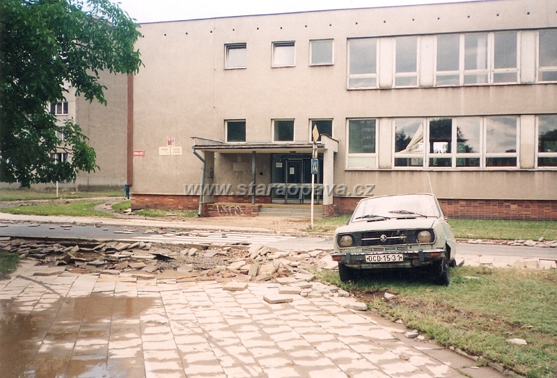 skody1997 (20).jpg - Povodně 1997, škody - Družina vedle základní školy E.Beneše